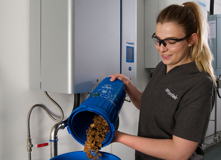 Humidifier with easy servicing